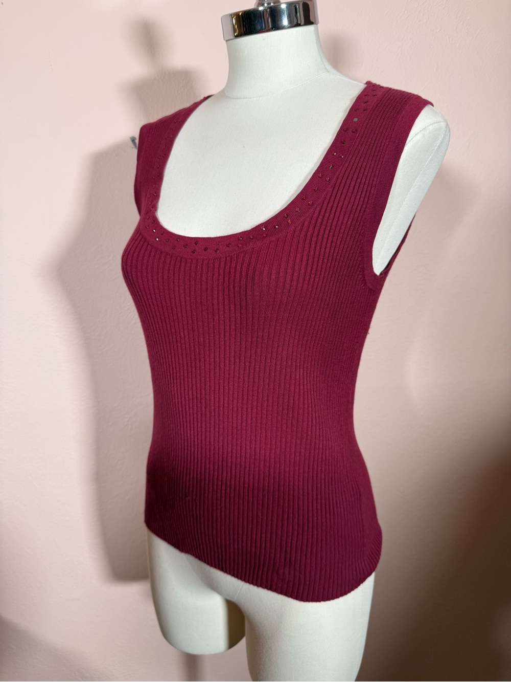 BCBGMAXAZRIA Burgandy Ribbed sleeveless Shrunken sweater Sz. large Vintage Y2